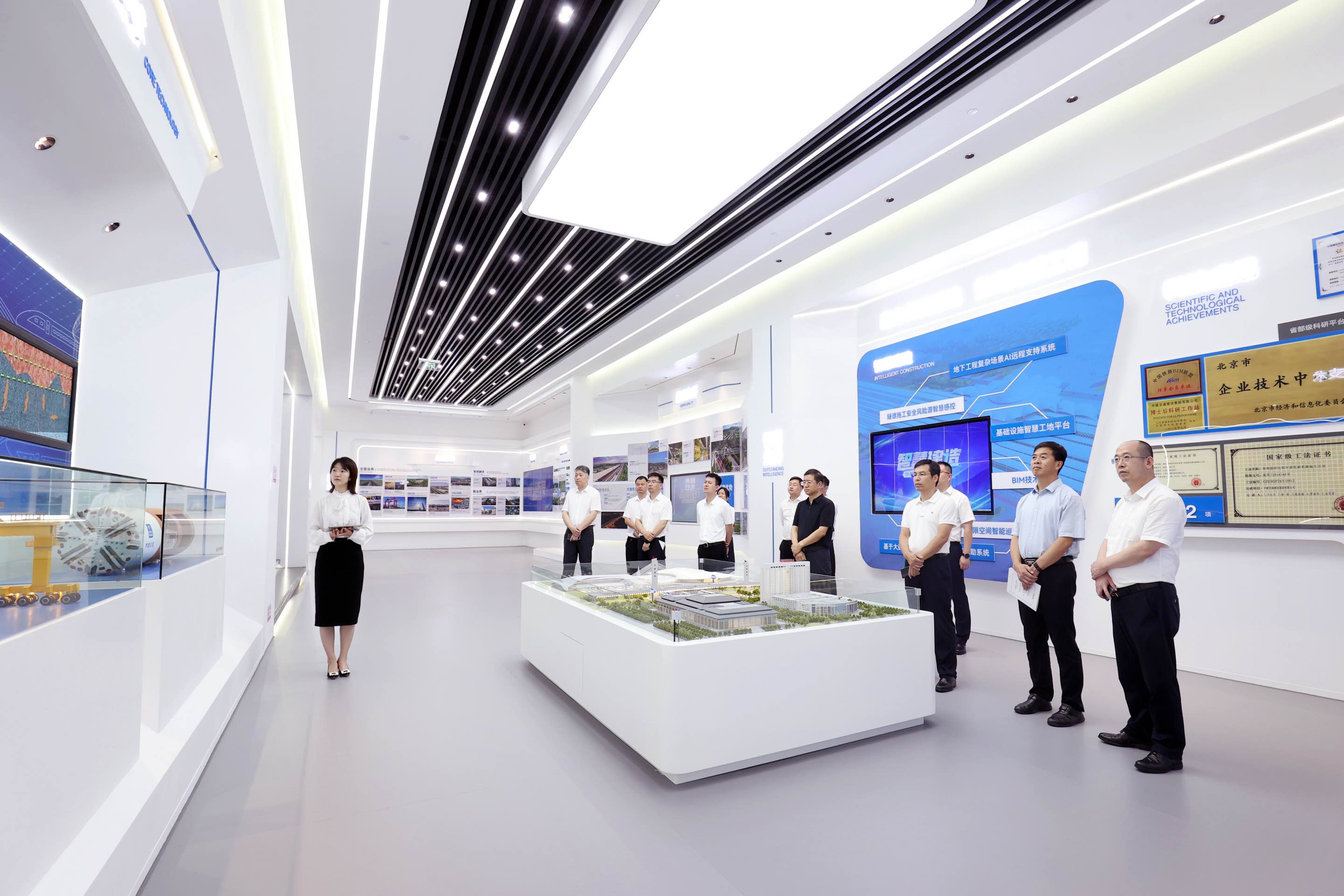 参观企业文化展厅.JPG