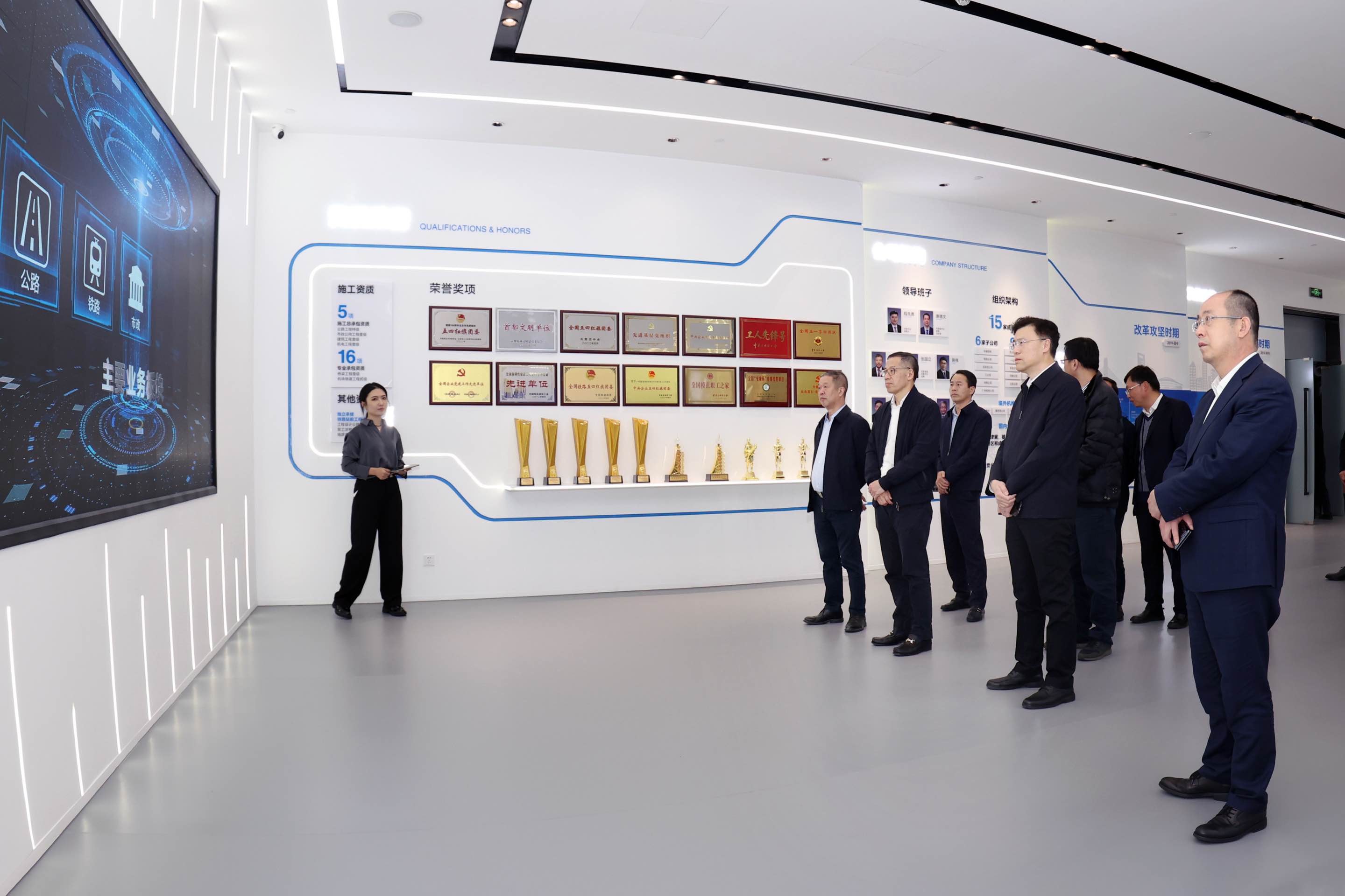 参观企业文化展厅.JPG