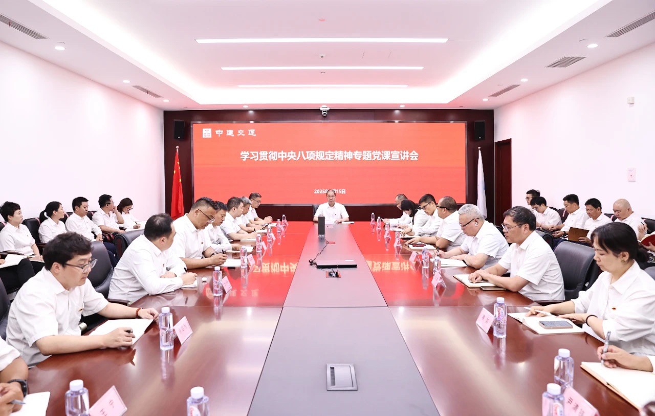 讲授专题党课.jpg